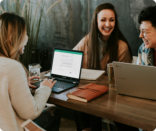 Pessoas em reunião com laptops