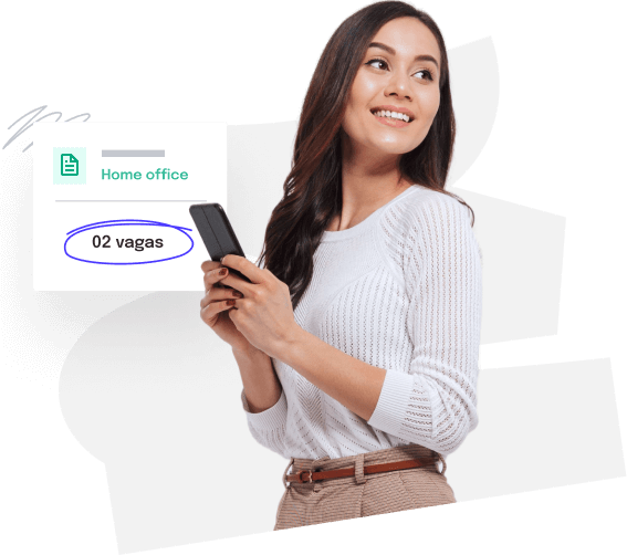 Pessoa sorrindo pesquisando oportunidades de trabalho home office pelo smartphone