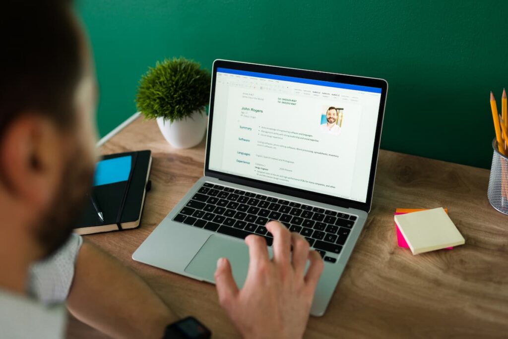 Saiba como colocar as redes sociais no currículo